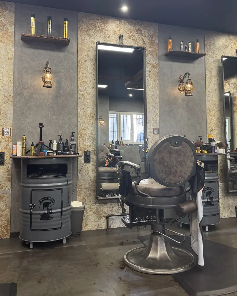 Les postes de coiffage d'Allure Barber, miroirs et fauteuil barbier