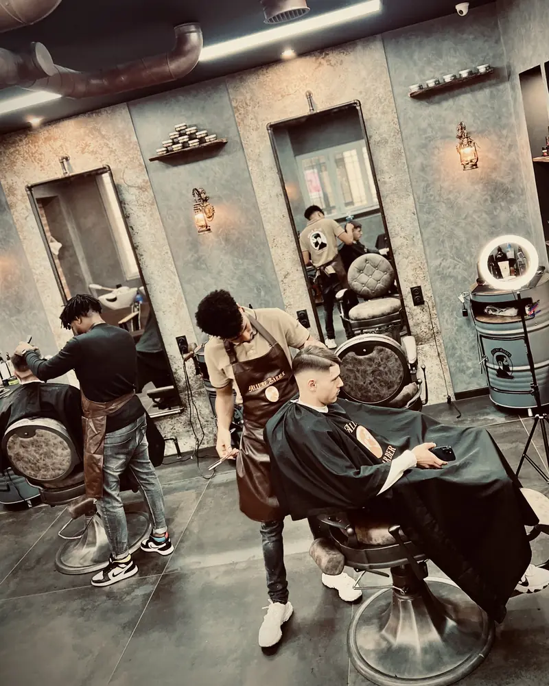 Le salon Allure Barber pendant le service, deux clients en fauteuil