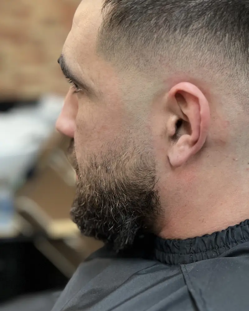 Barbe taillée et contours dessinés chez Allure Barber