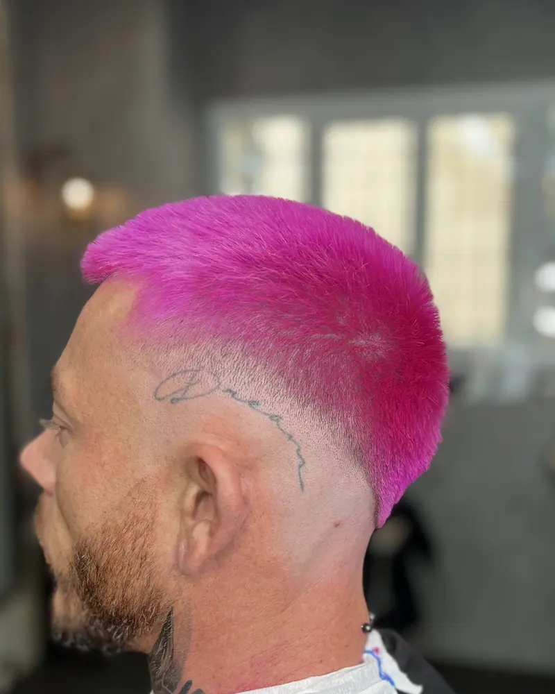Coloration rose vif réalisée chez Allure Barber
