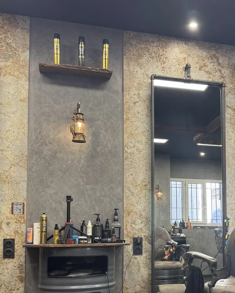 Poste de coiffage du salon Allure Barber, miroir et lumière chaude